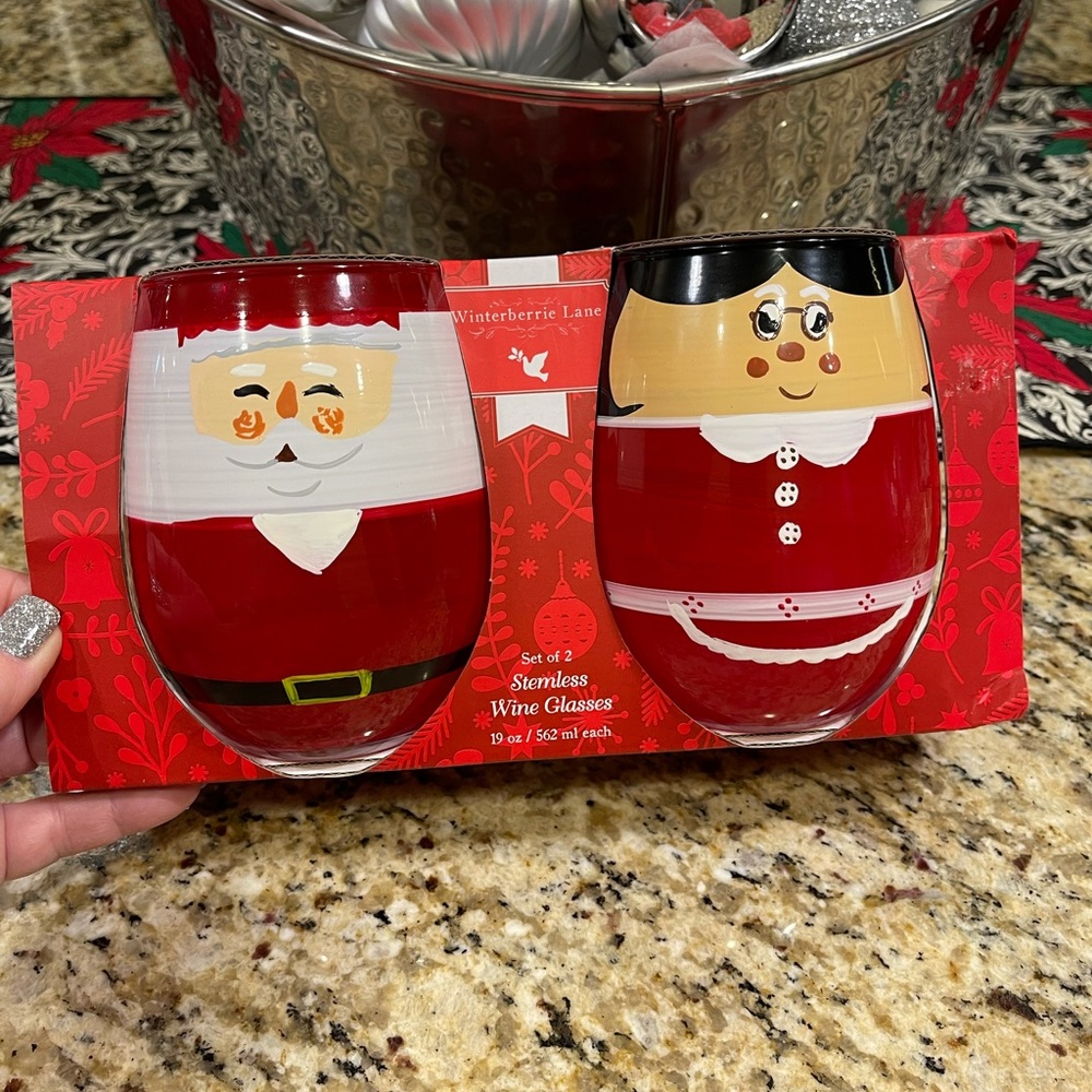 SANTA & MRS CLAUS STEMLESS WINE GLASSES NWT
